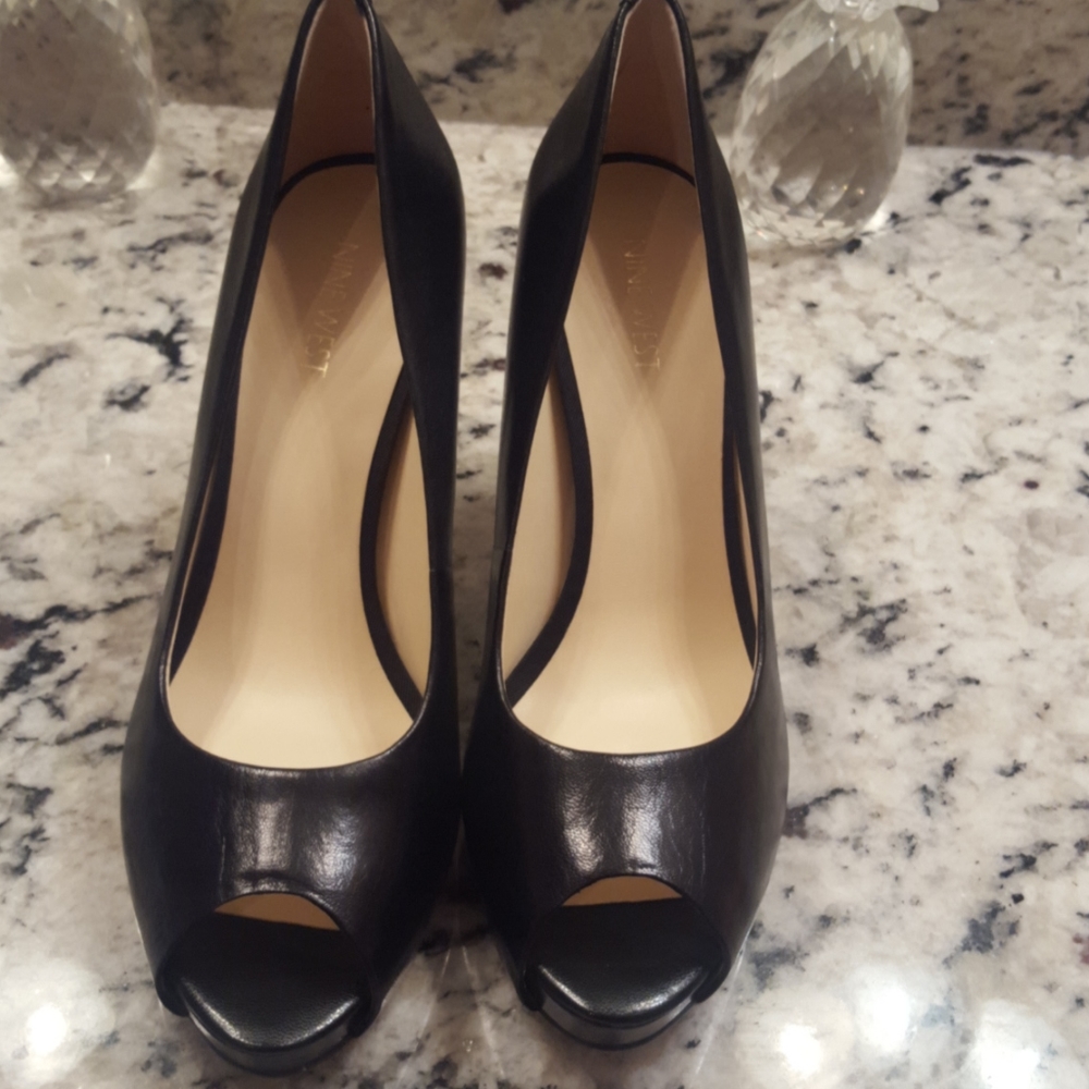 🆕 Nine West peep toe pumps
